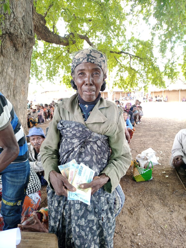 Cette veuve est contante d'avoir reçu le 100 000 ar. Elle a occupé 7 petits enfants laissé par leur mère qui est parti